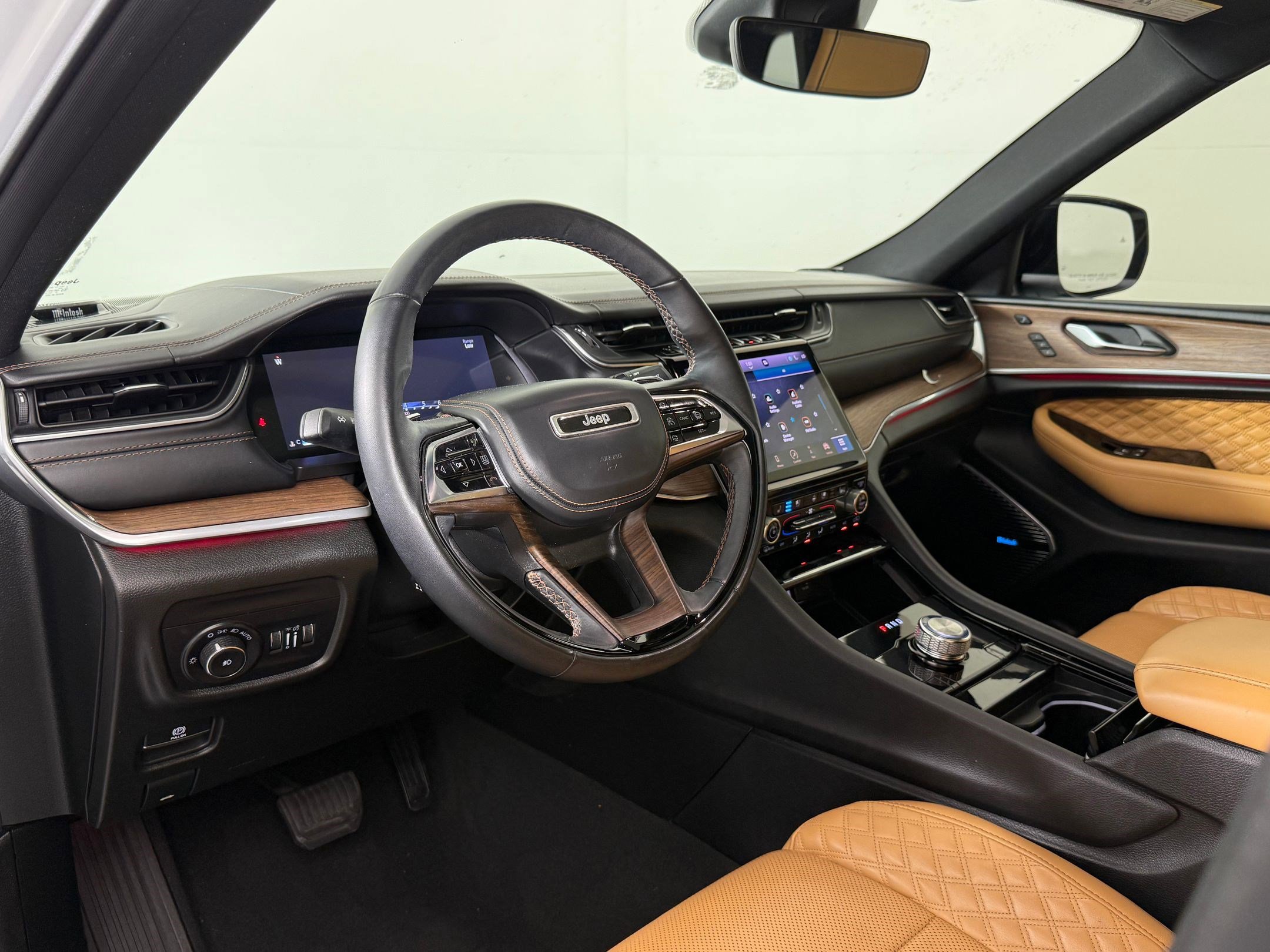 Used 2023 Jeep Grand Cherokee Summit w/ Luxury Tech Group V RWD image 4
