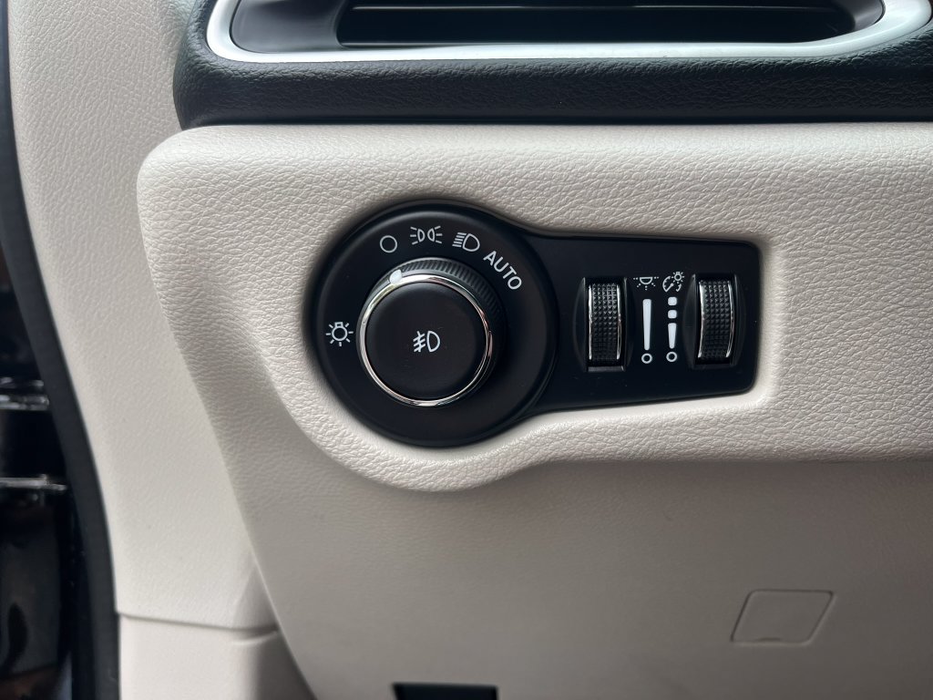 Used 2024 Chrysler Pacifica Touring-L FWD image 21