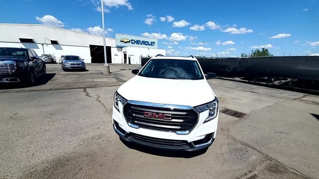 Certified 2024 GMC Terrain SLE w/ Driver Convenience Package FWD image 3