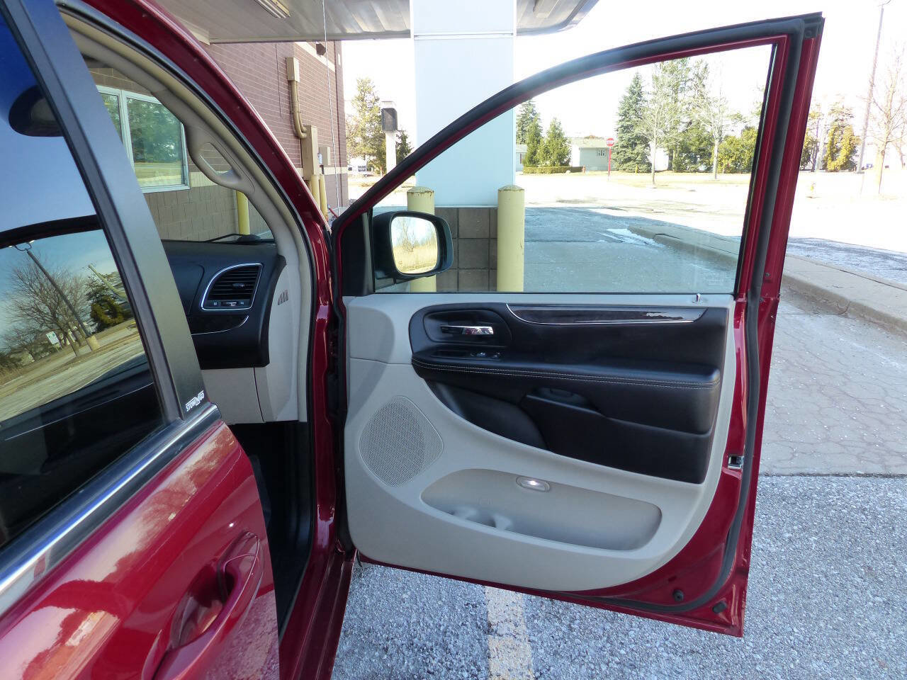 Used 2014 Chrysler Town & Country Touring image 38