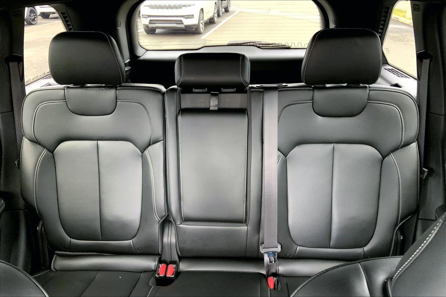 Used 2025 Jeep Grand Cherokee Limited w/ Black Appearance Package image 32