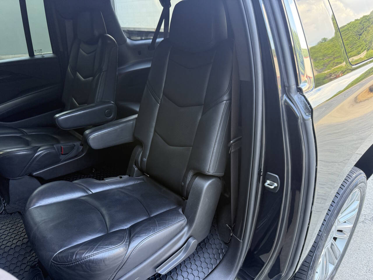 Used 2017 Cadillac Escalade ESV Platinum AWD/4WD image 26