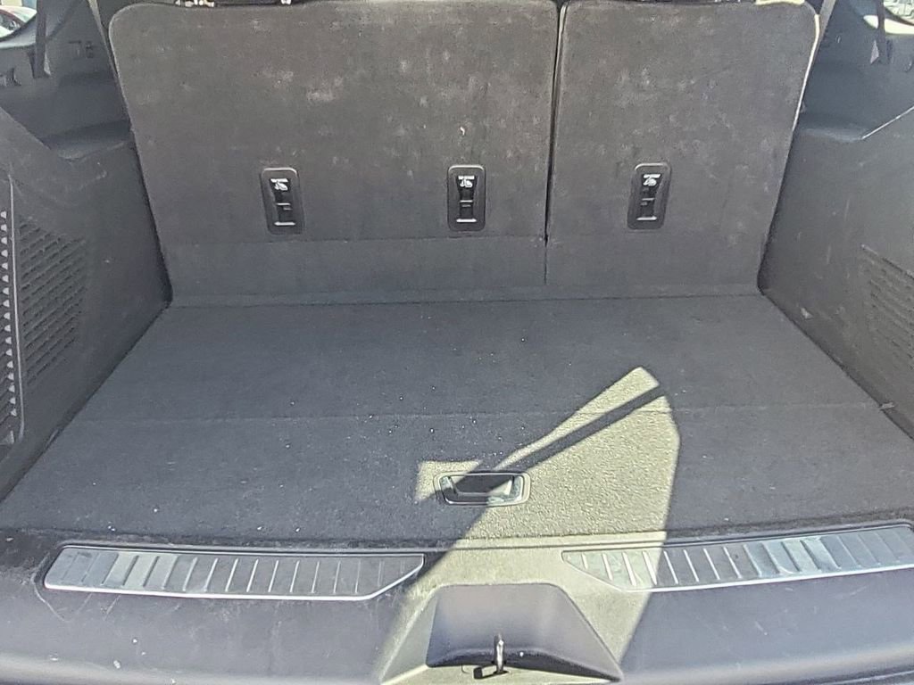 Used 2025 Chevrolet Suburban Premier image 32