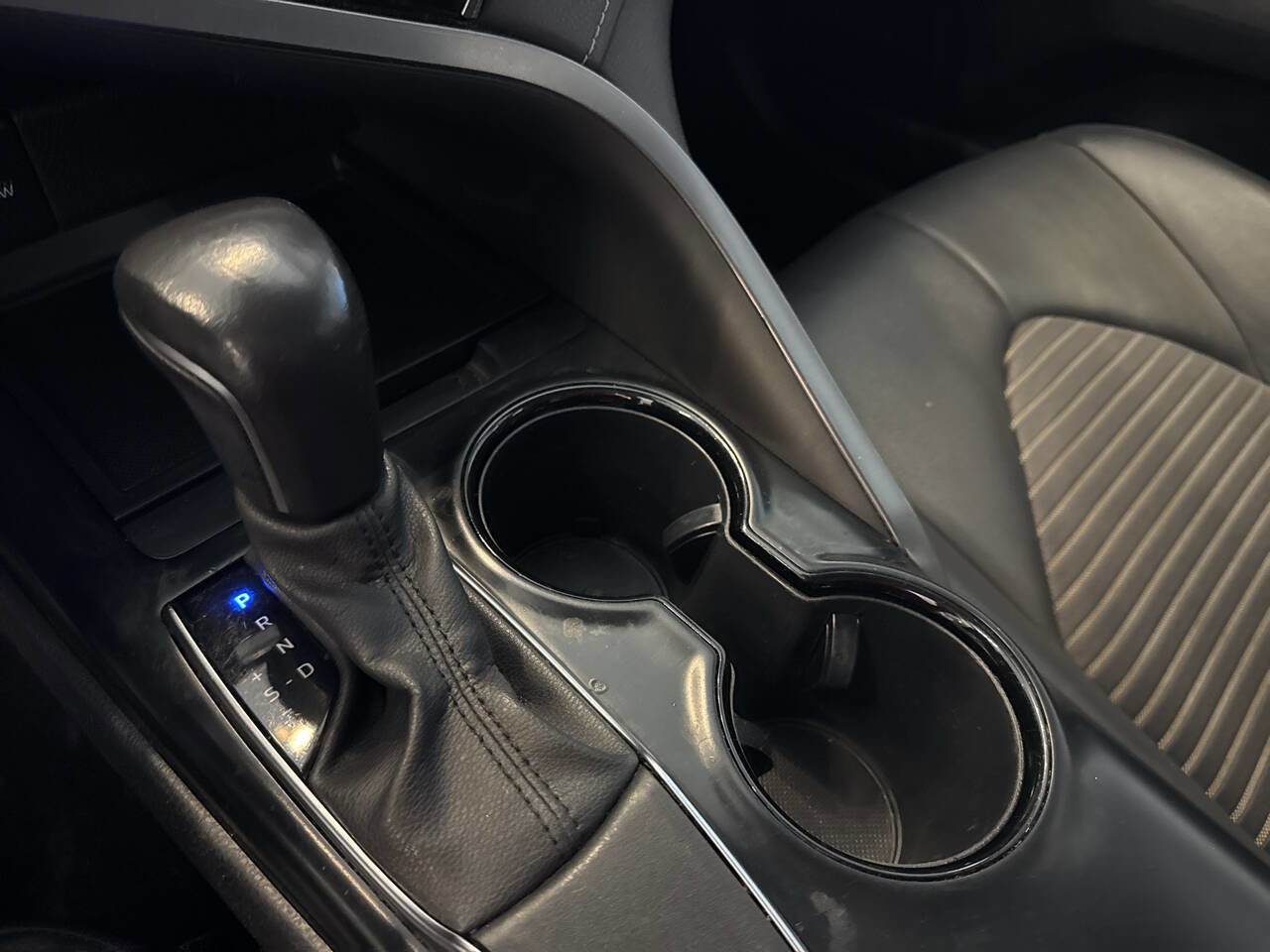 Used 2020 Toyota Camry SE w/ Phone Cable & Charge Package image 19