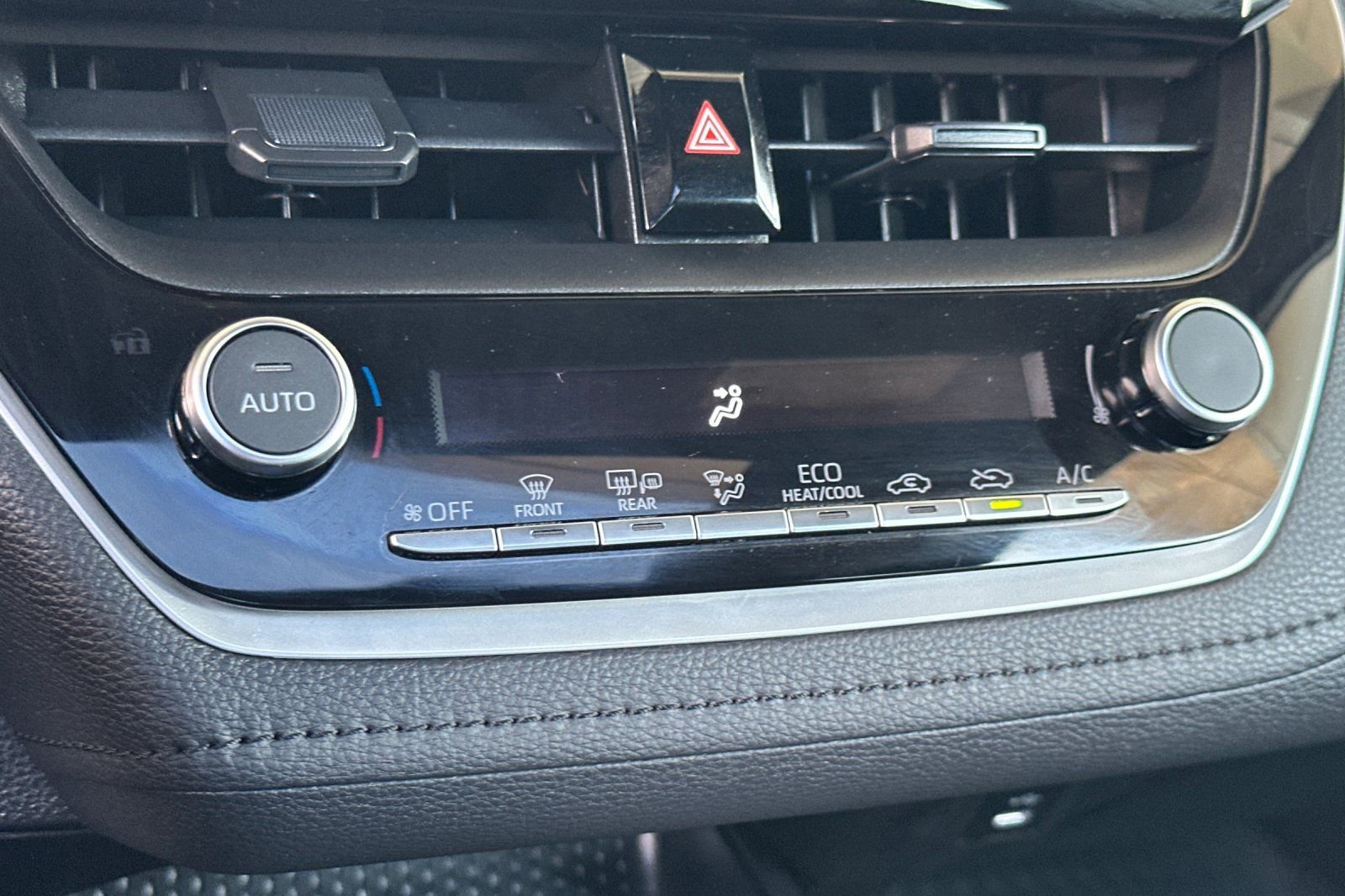 Used 2023 Toyota Corolla SE w/ SE Package image 16