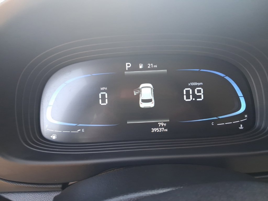 Used 2025 Hyundai Venue SEL FWD image 2