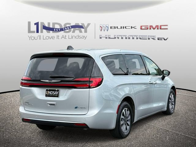 Used 2024 Chrysler Pacifica Limited FWD image 2