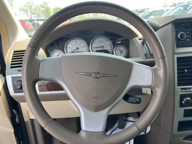 Used 2009 Chrysler Town & Country Touring image 13