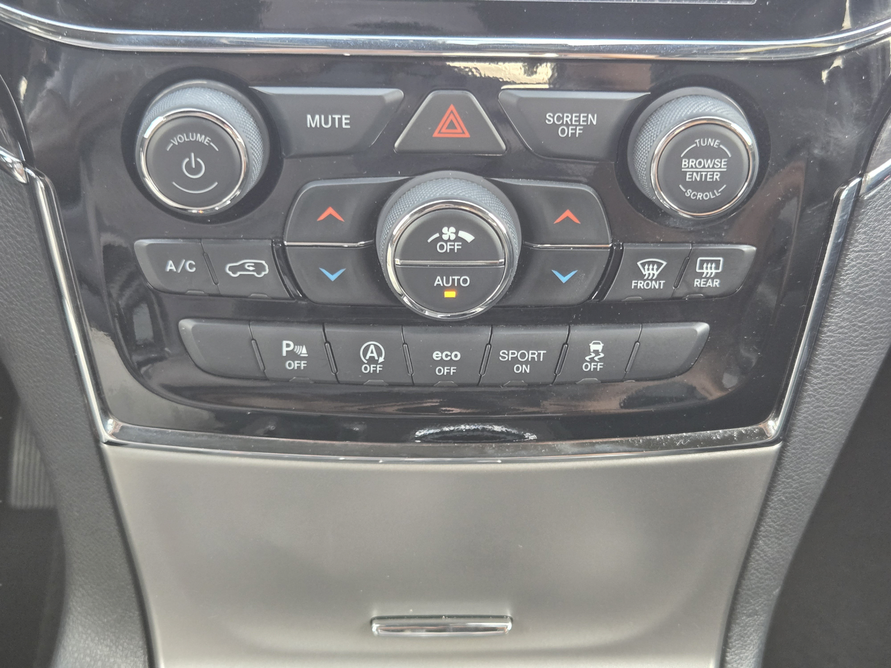 Used 2020 Jeep Grand Cherokee Overland RWD image 15