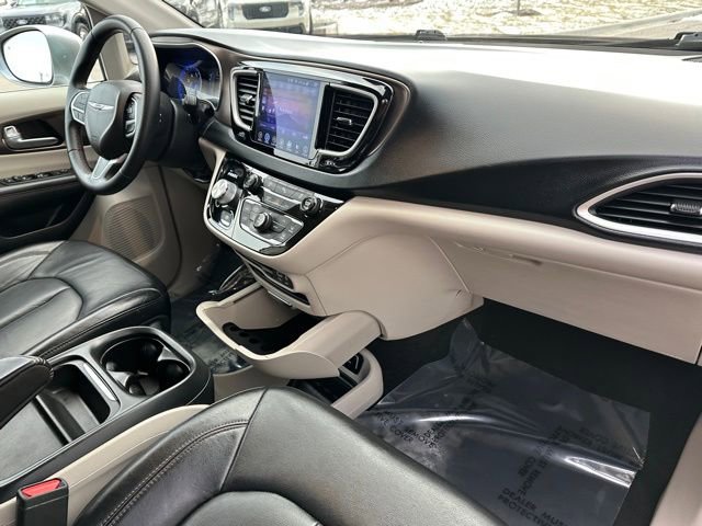 Used 2017 Chrysler Pacifica Touring-L image 10