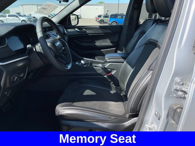 Used 2025 Jeep Grand Cherokee Altitude AWD/4WD image 9
