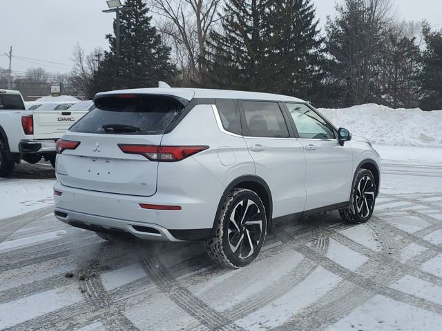 Used 2024 Mitsubishi Outlander SE image 3