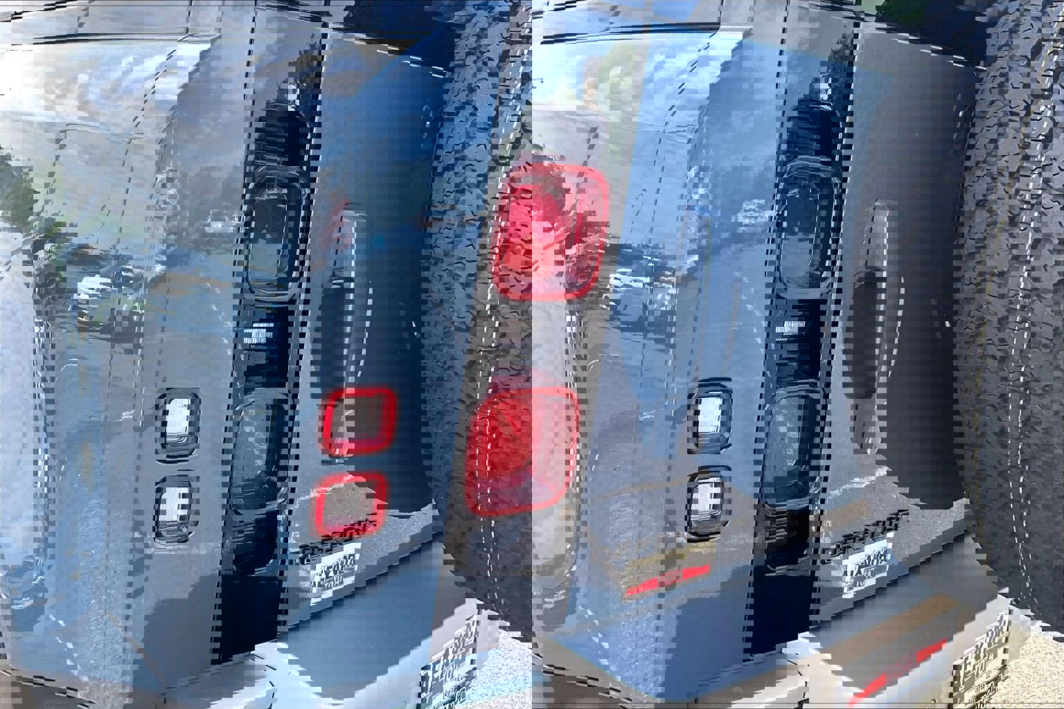 Used 2025 Land Rover Defender 110 S image 27