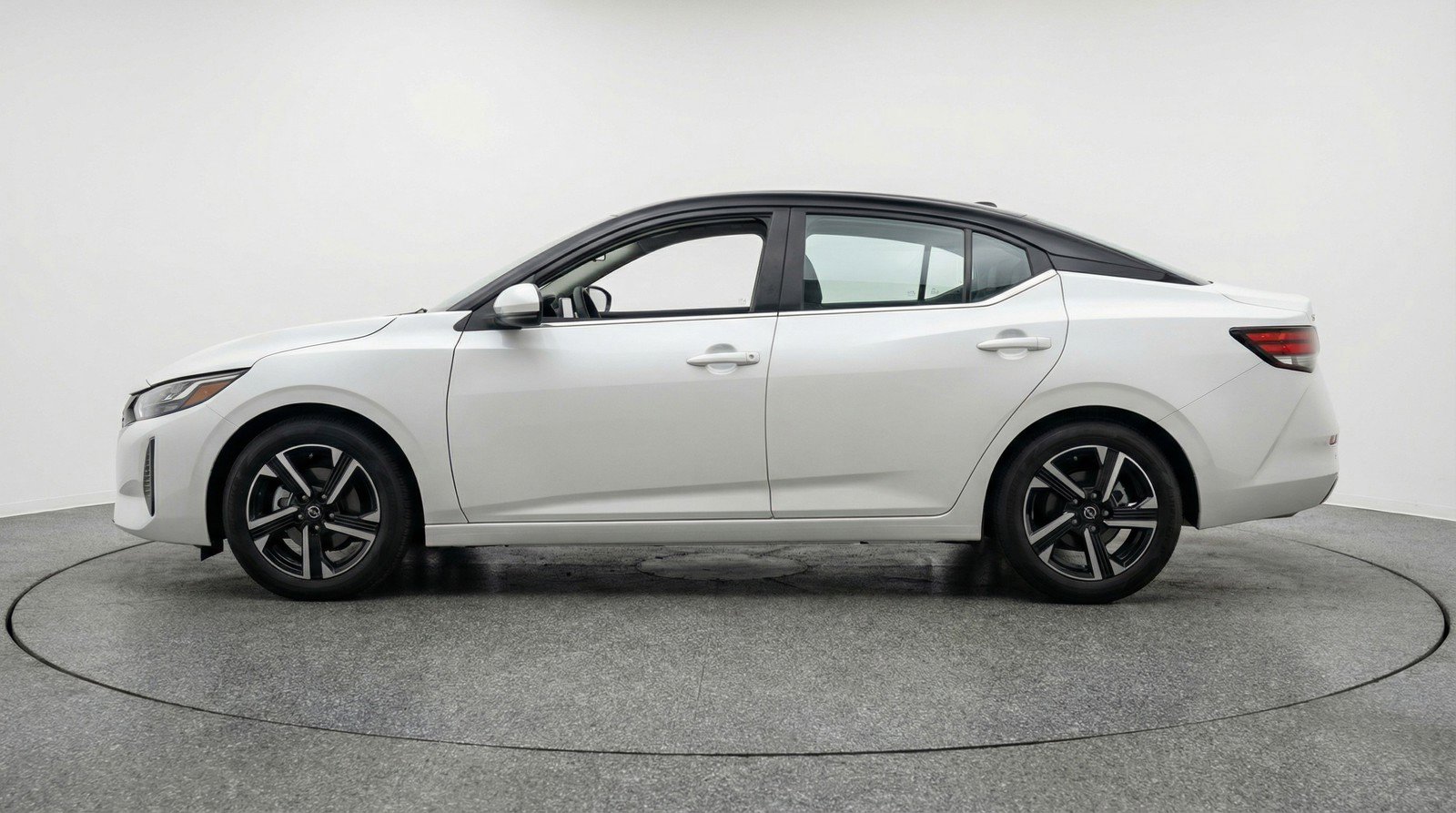 Used 2025 Nissan Sentra SV image 5