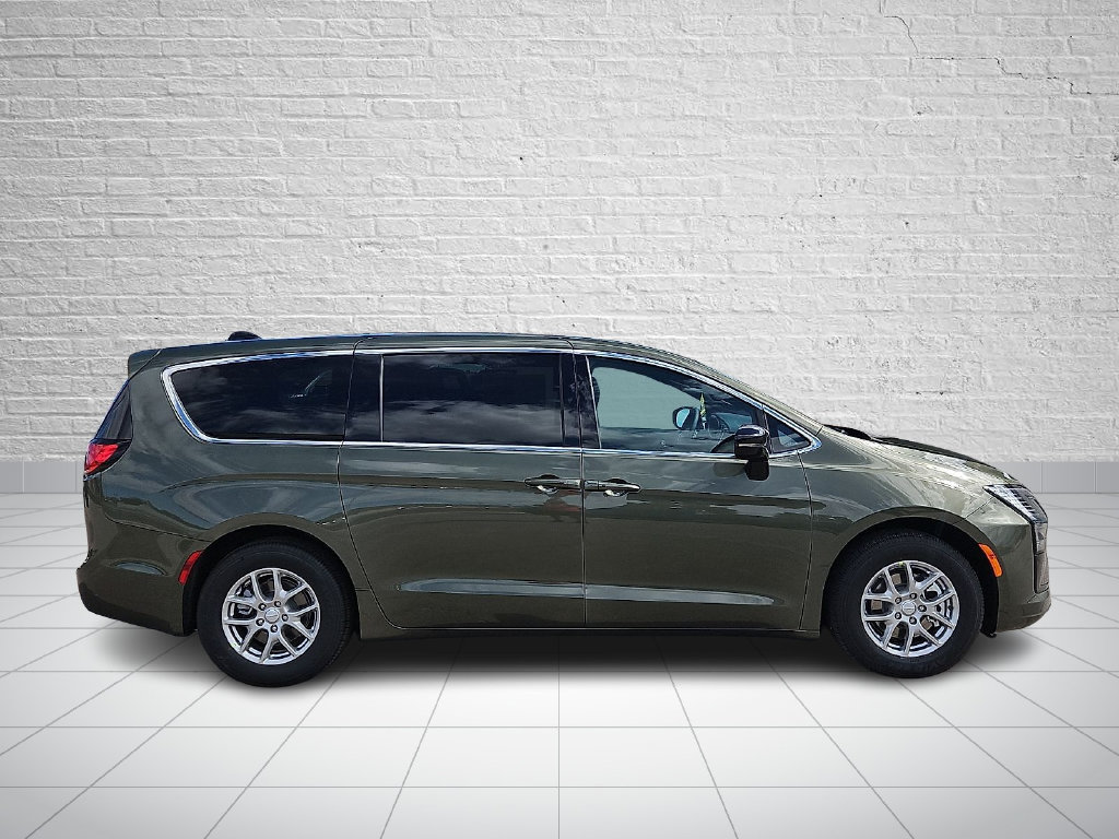 New 2027 Chrysler Pacifica Select FWD image 5