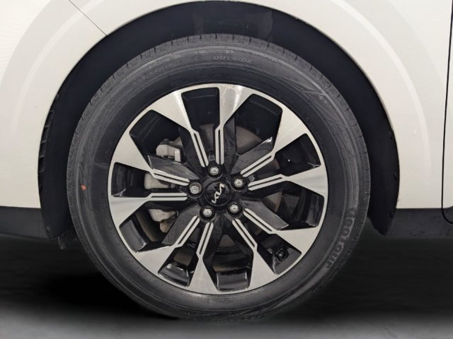 Certified 2024 Kia Carnival EX FWD image 10