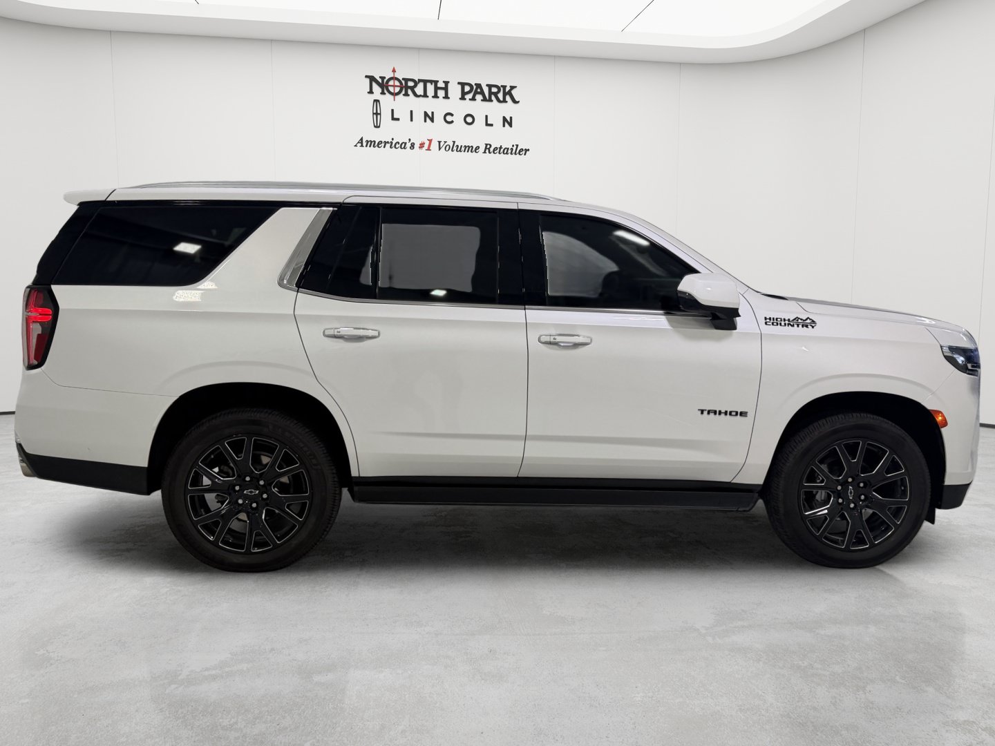 Used 2023 Chevrolet Tahoe High Country w/ LPO, Illumination Package AWD/4WD image 6