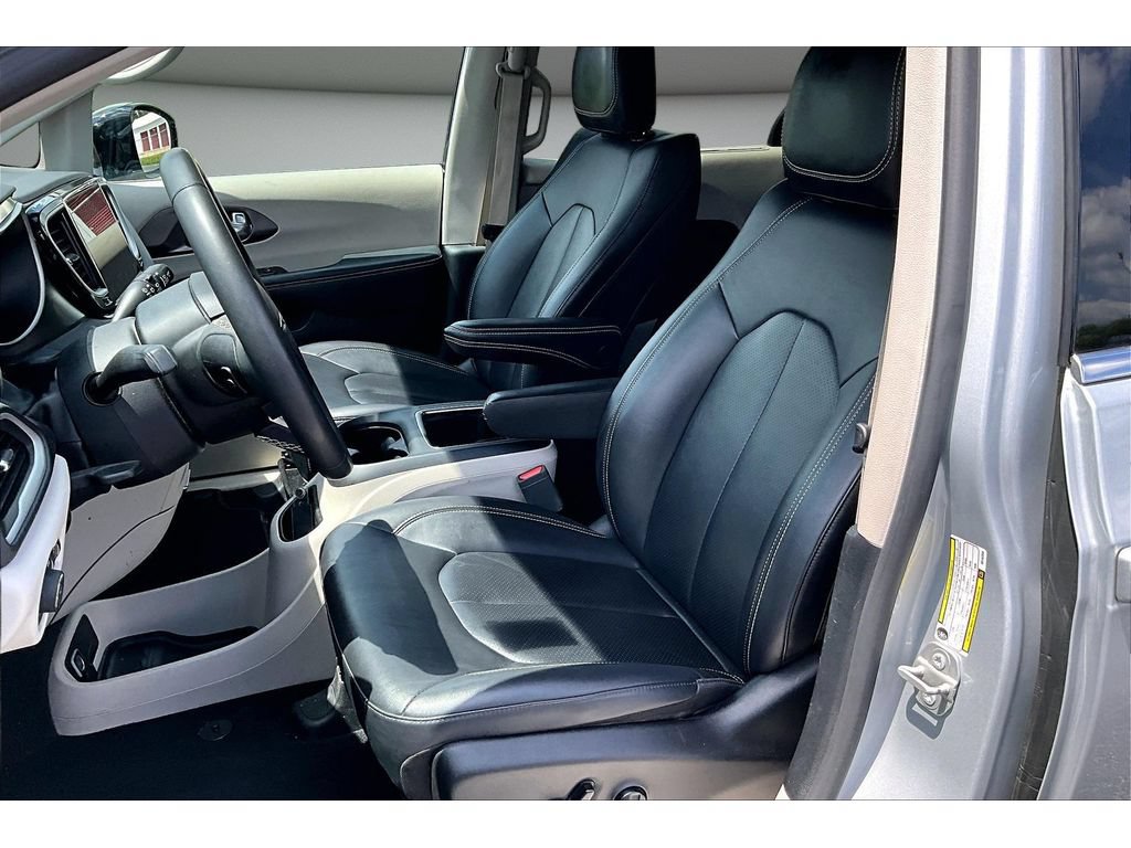 Used 2024 Chrysler Pacifica Touring-L FWD image 30