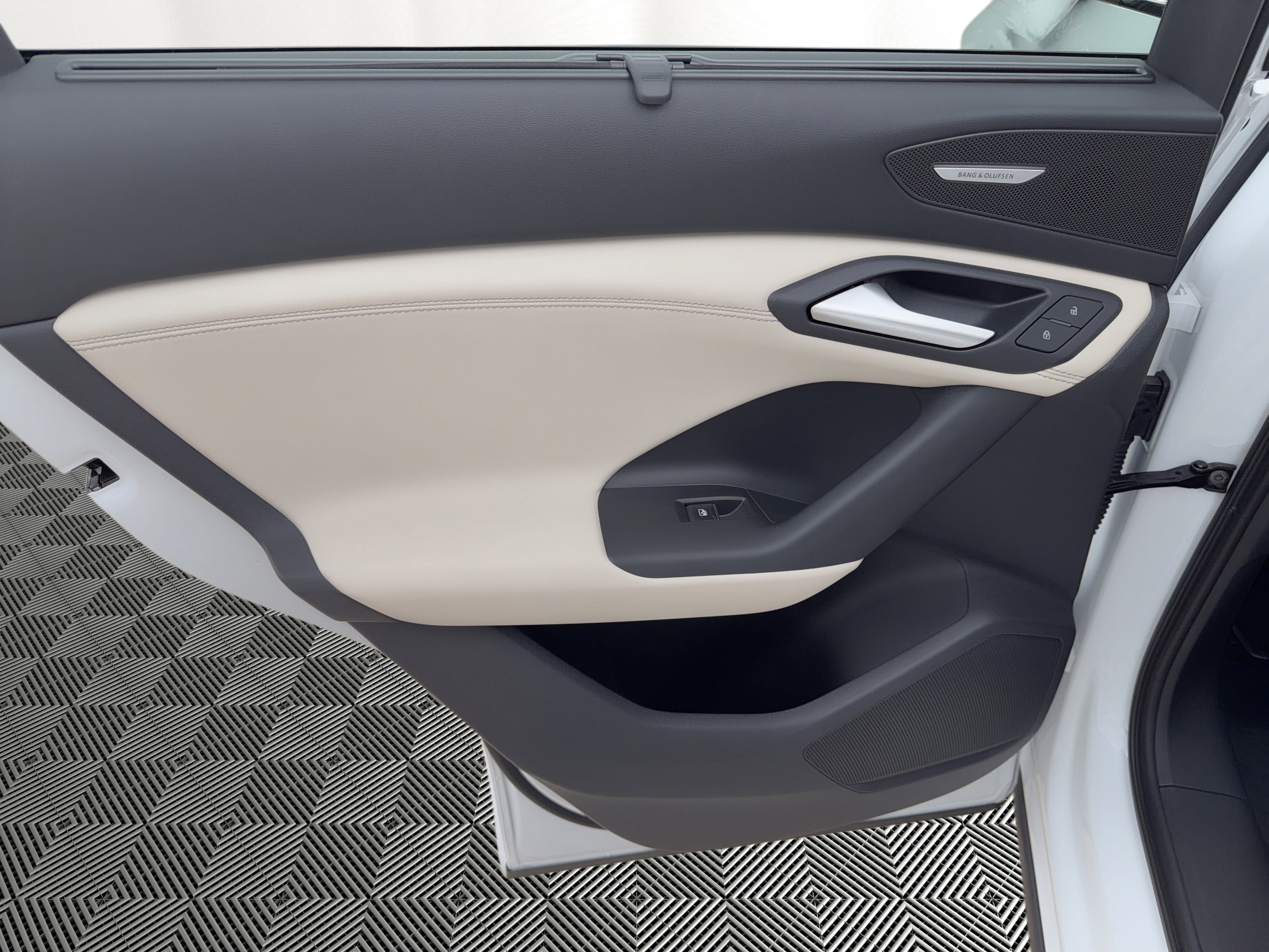 Used 2025 Audi Q6 e-tron Premium Plus w/ Premium Plus image 17