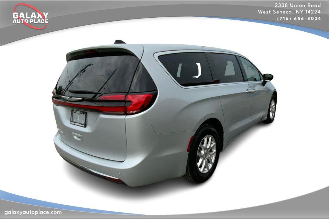 Used 2023 Chrysler Pacifica Touring-L FWD image 5