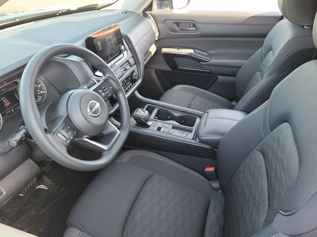 Used 2025 Nissan Pathfinder S FWD image 3