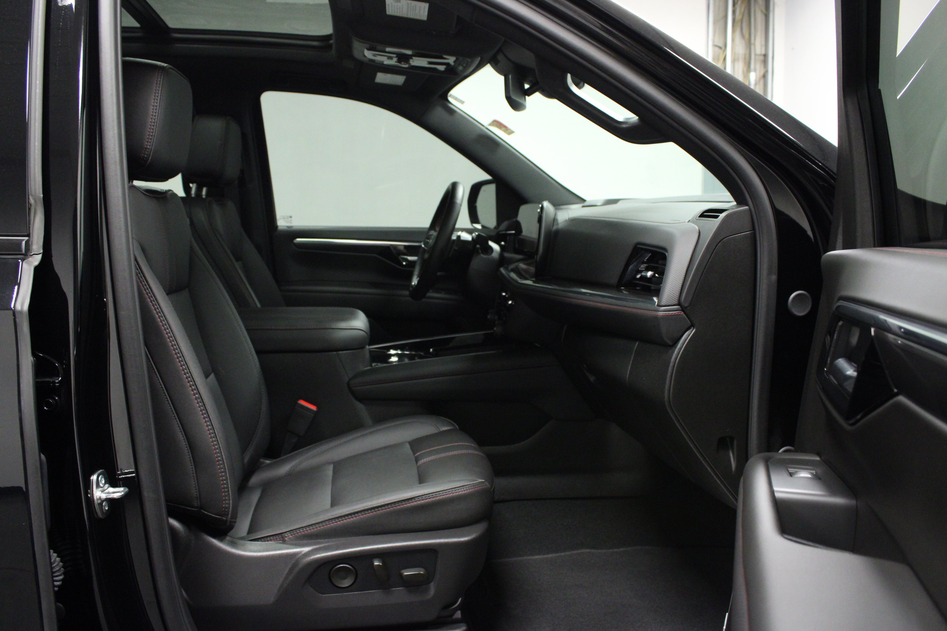 Used 2026 Chevrolet Suburban RST w/ Comfort Package AWD/4WD image 17