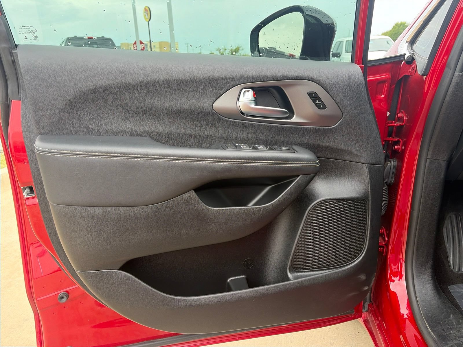 Used 2025 Chrysler Pacifica Select AWD/4WD image 16