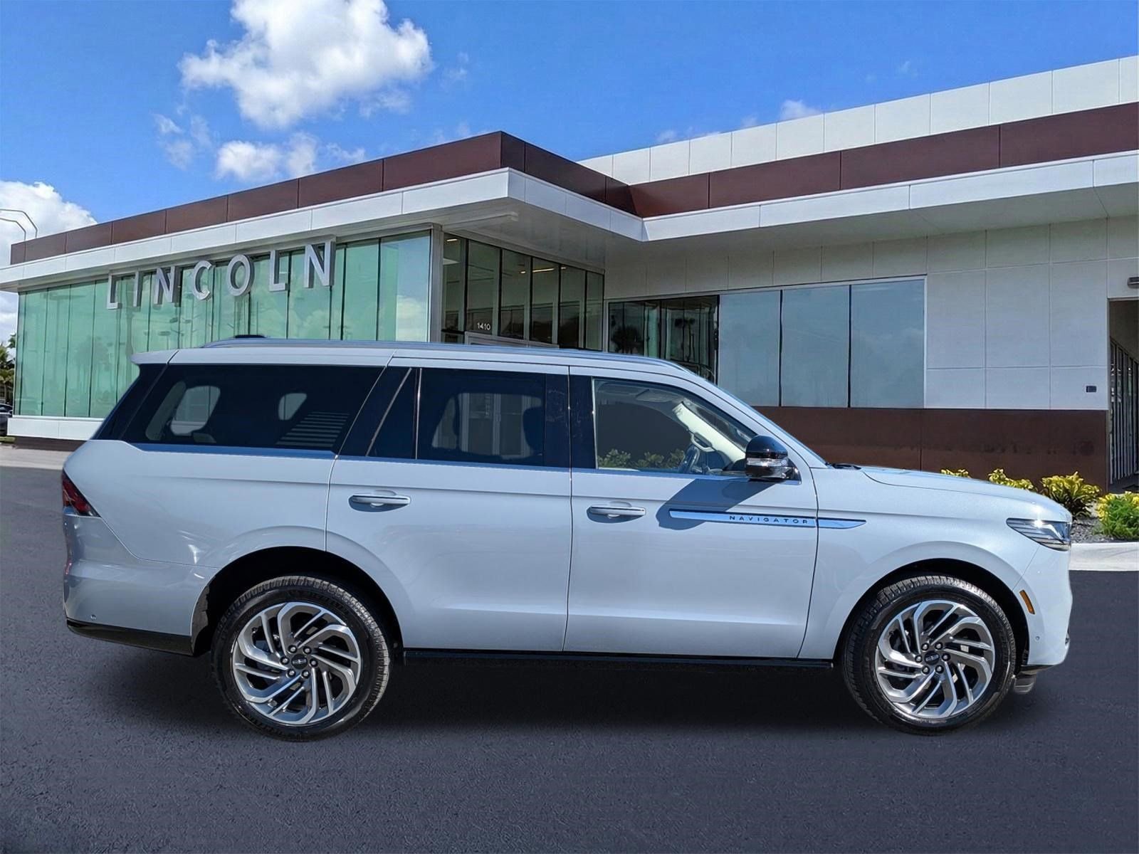 Certified 2025 Lincoln Navigator Reserve image 4