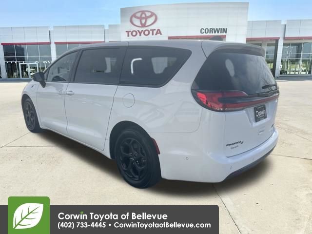 Used 2024 Chrysler Pacifica Select image 3