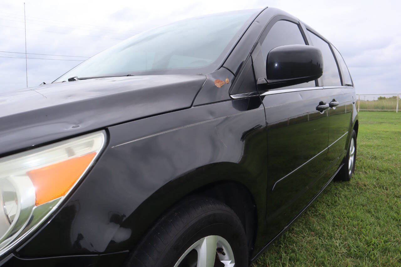 Used 2010 Volkswagen Routan SE FWD image 17