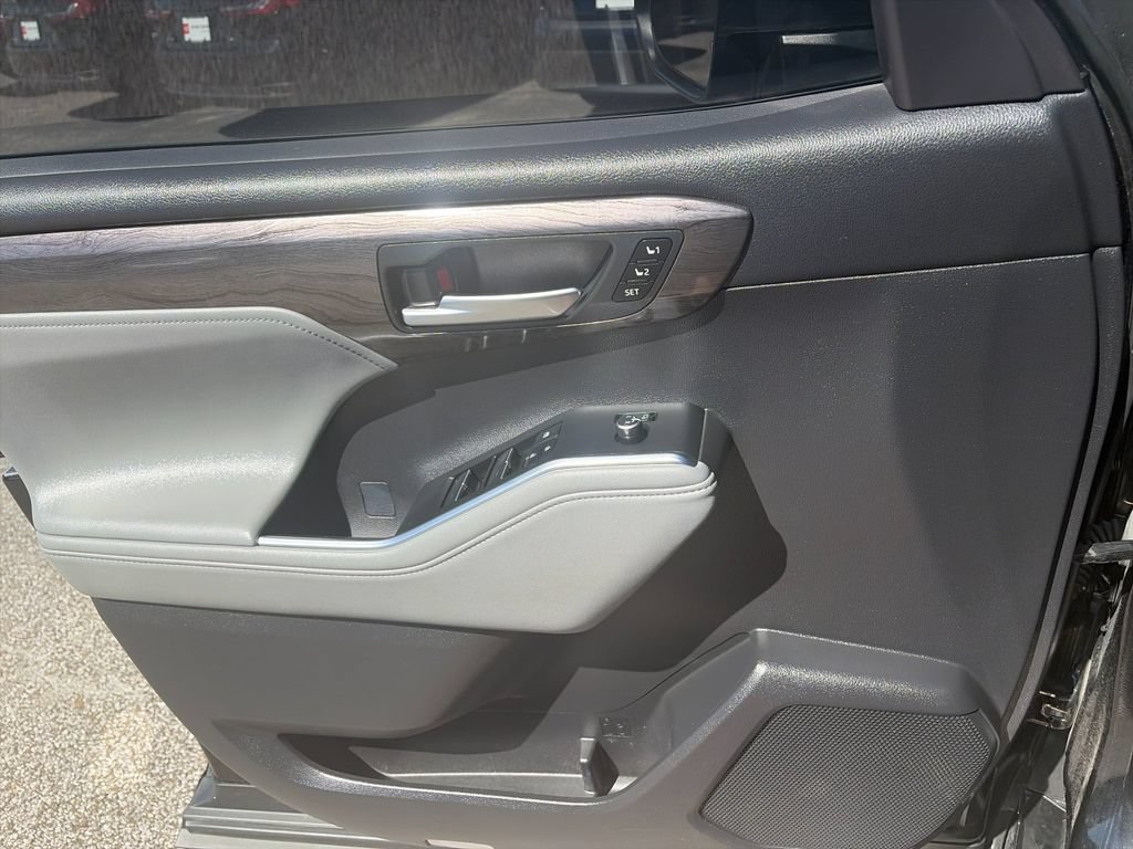 Used 2025 Toyota Highlander Platinum AWD/4WD image 12