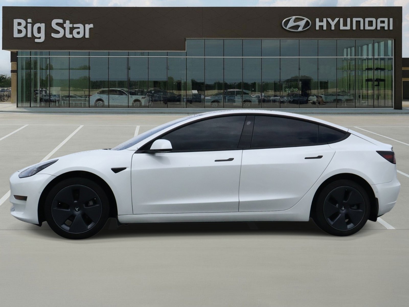 Used 2022 Tesla Model 3 Standard Range RWD image 2