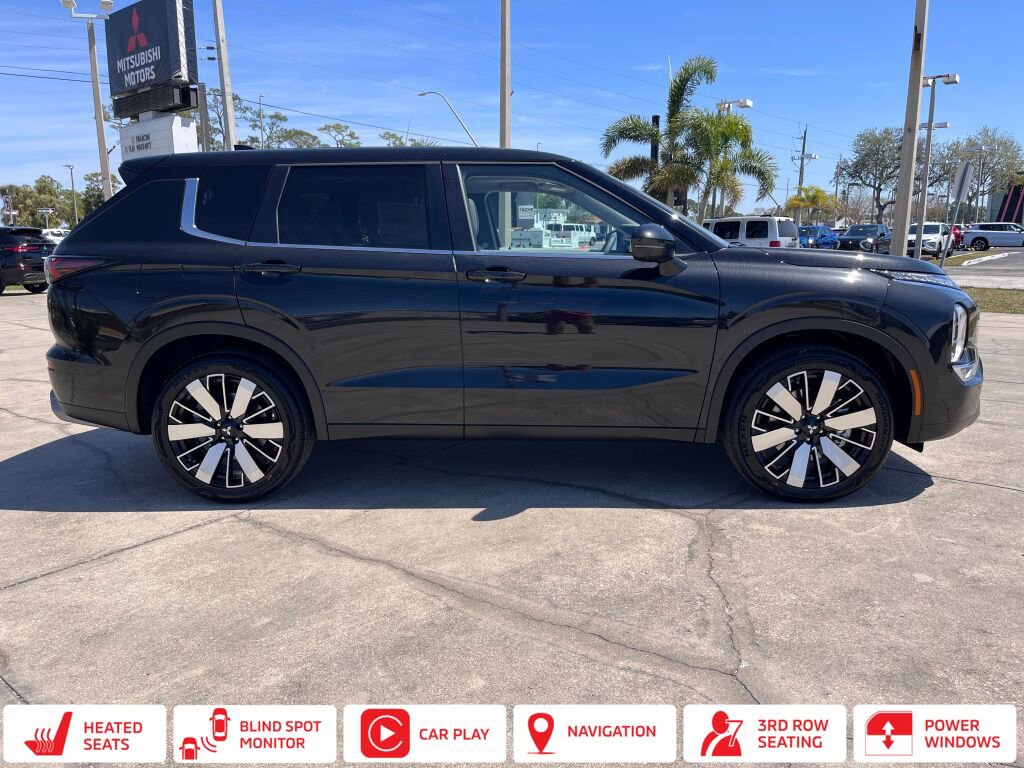 New 2025 Mitsubishi Outlander SE image 2