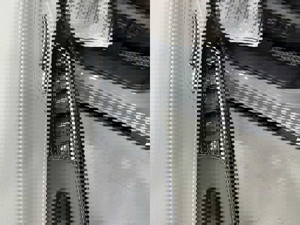 Used 2025 Toyota Sienna XSE image 9