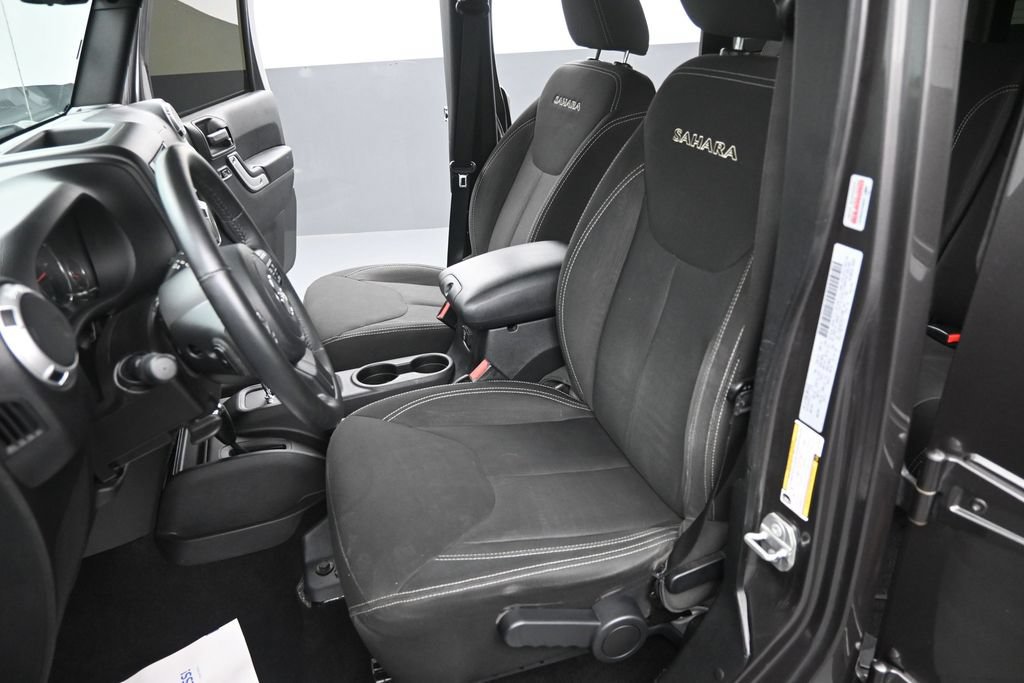 Used 2016 Jeep Wrangler Unlimited Sahara w/ Connectivity Group AWD/4WD image 22