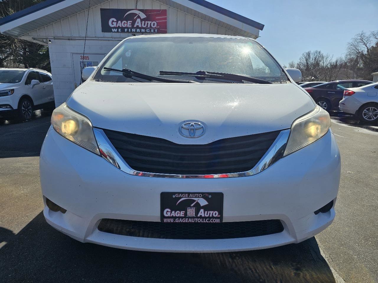 Used 2012 Toyota Sienna LE w/ Towing Pkg image 3