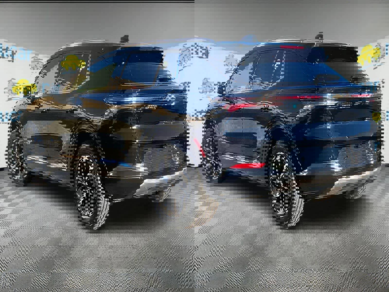 Used 2025 Chevrolet Equinox EV LT w/ Convenience Package image 4