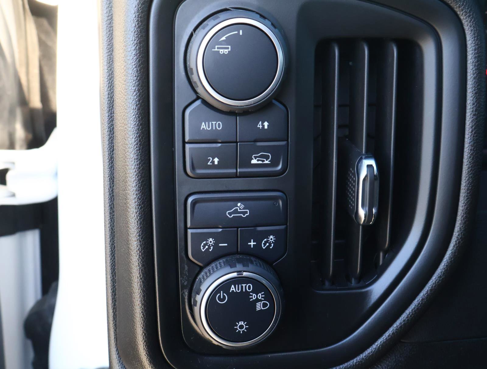 Used 2025 Chevrolet Silverado 1500 Custom image 24