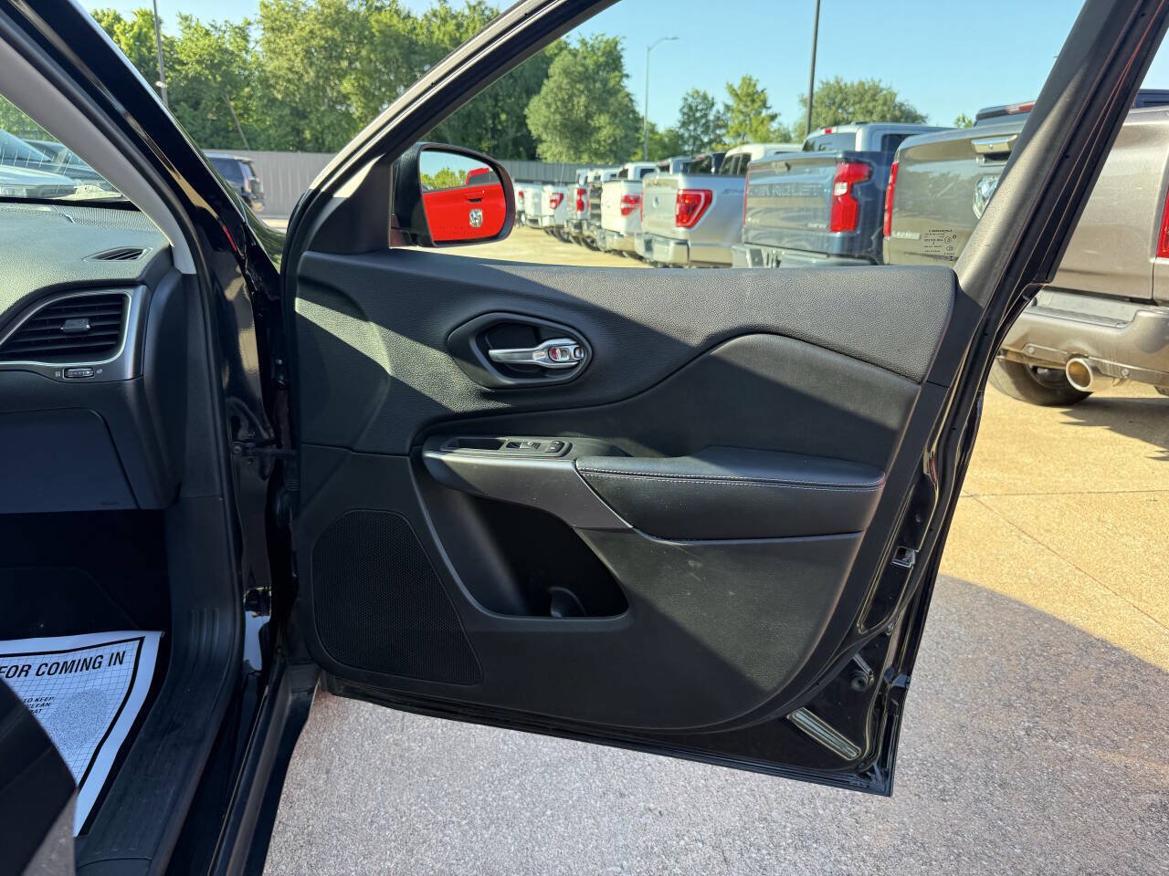 Used 2019 Jeep Cherokee Latitude w/ Popular Appearance Group FWD image 11