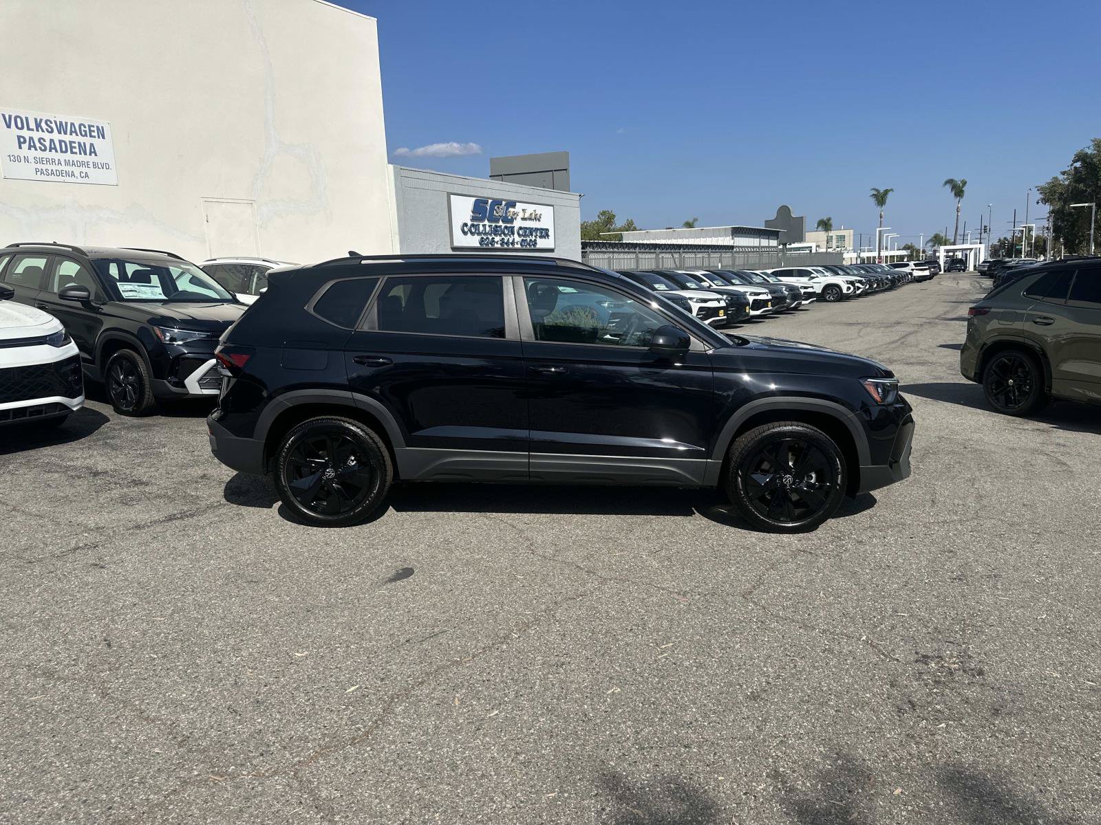 New 2027 Volkswagen Taos SE FWD image 3