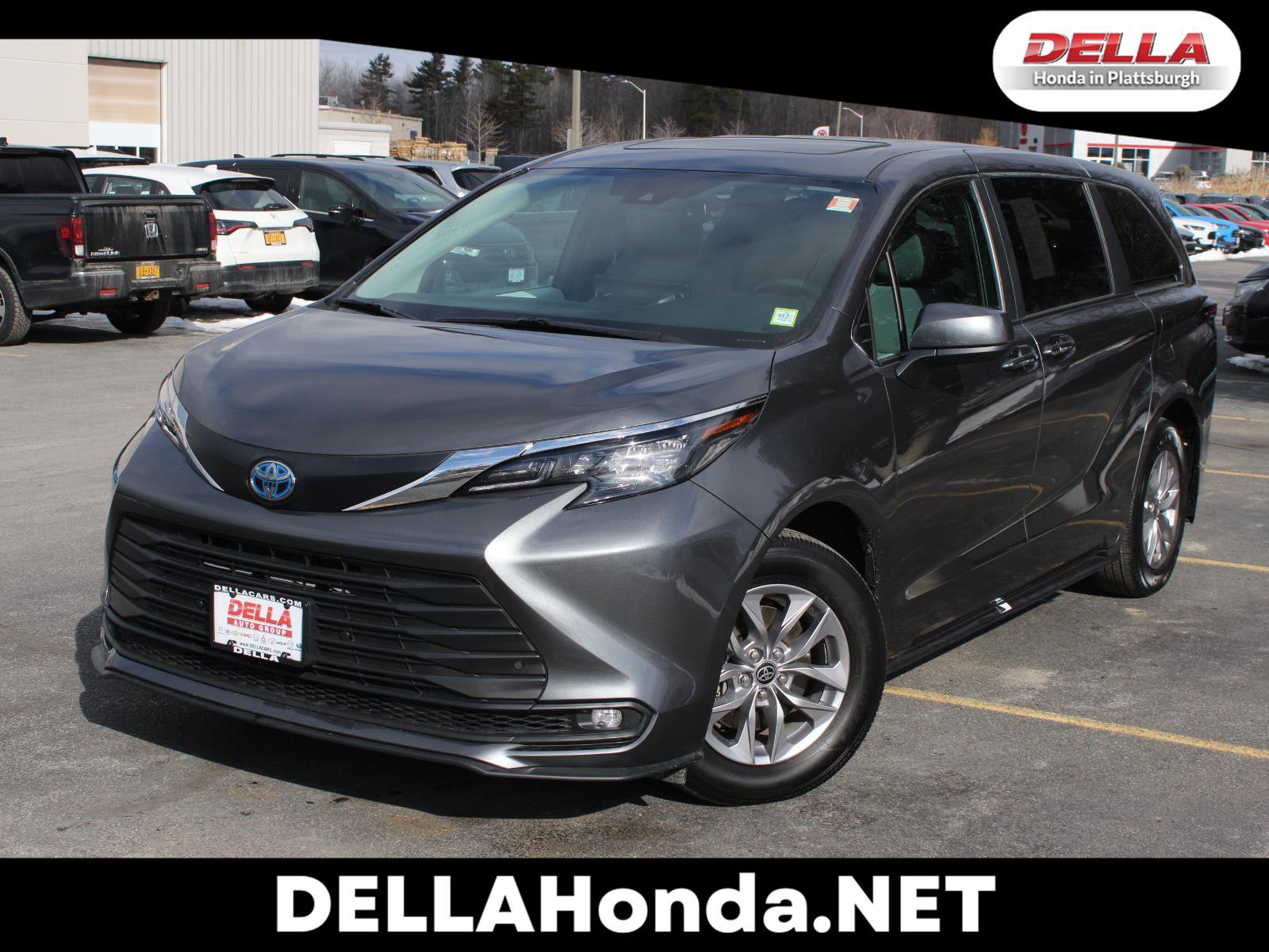 Used 2025 Toyota Sienna XLE image 1