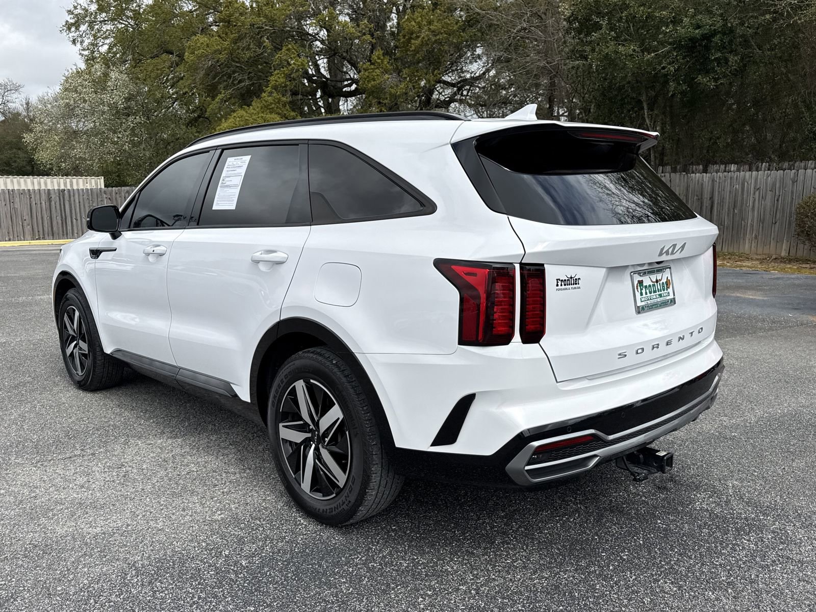 Used 2022 Kia Sorento EX w/ Panoramic Sunroof Package image 3