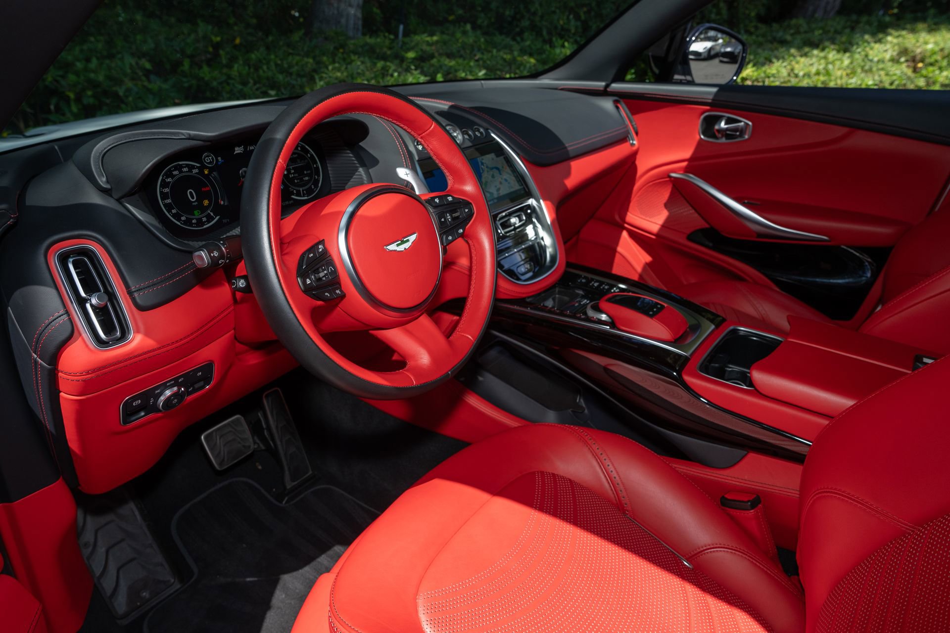 Used 2023 Aston Martin DBX image 13