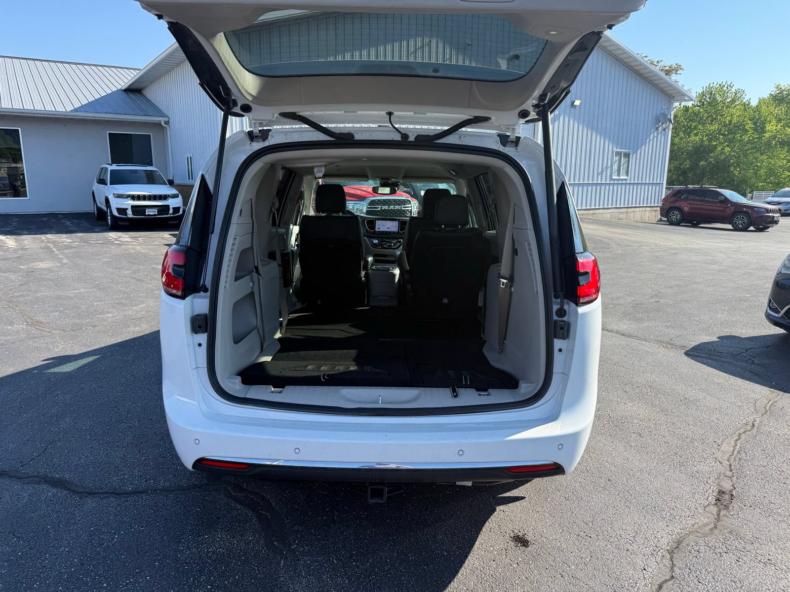 Used 2023 Chrysler Pacifica Touring-L AWD/4WD image 23