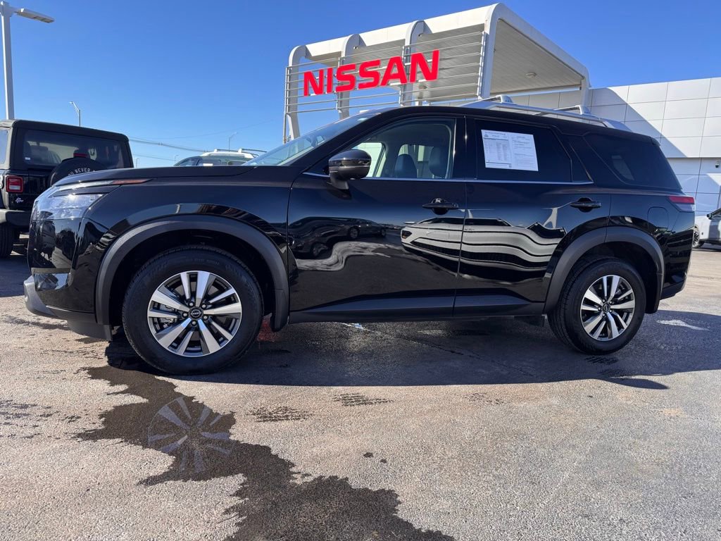 Used 2025 Nissan Pathfinder SL image 2