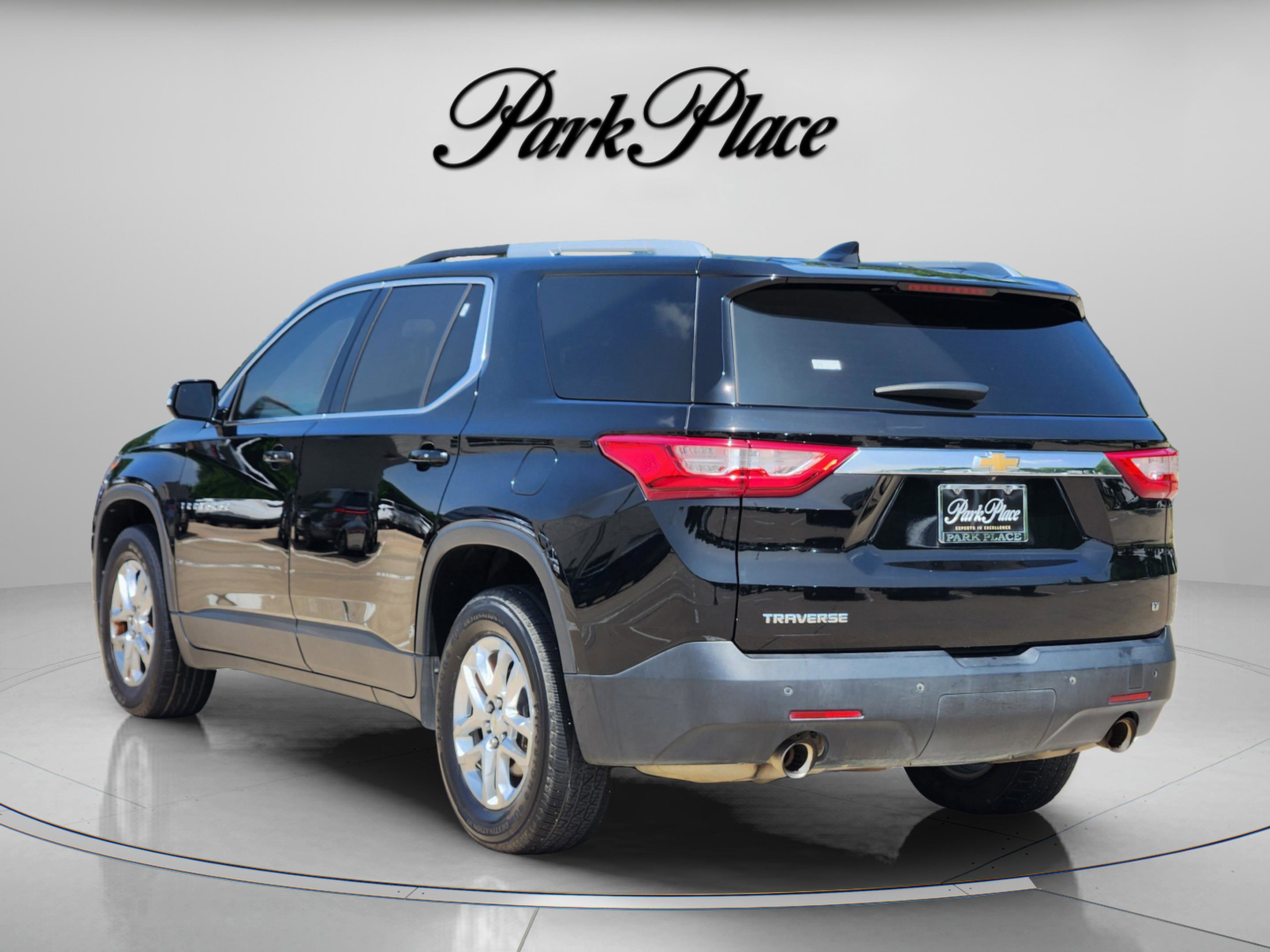 Used 2018 Chevrolet Traverse LT FWD image 3