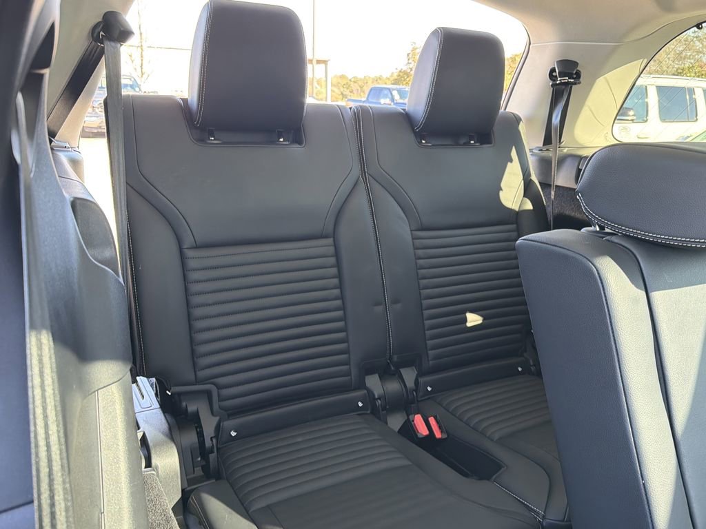 Used 2024 Land Rover Discovery S image 14