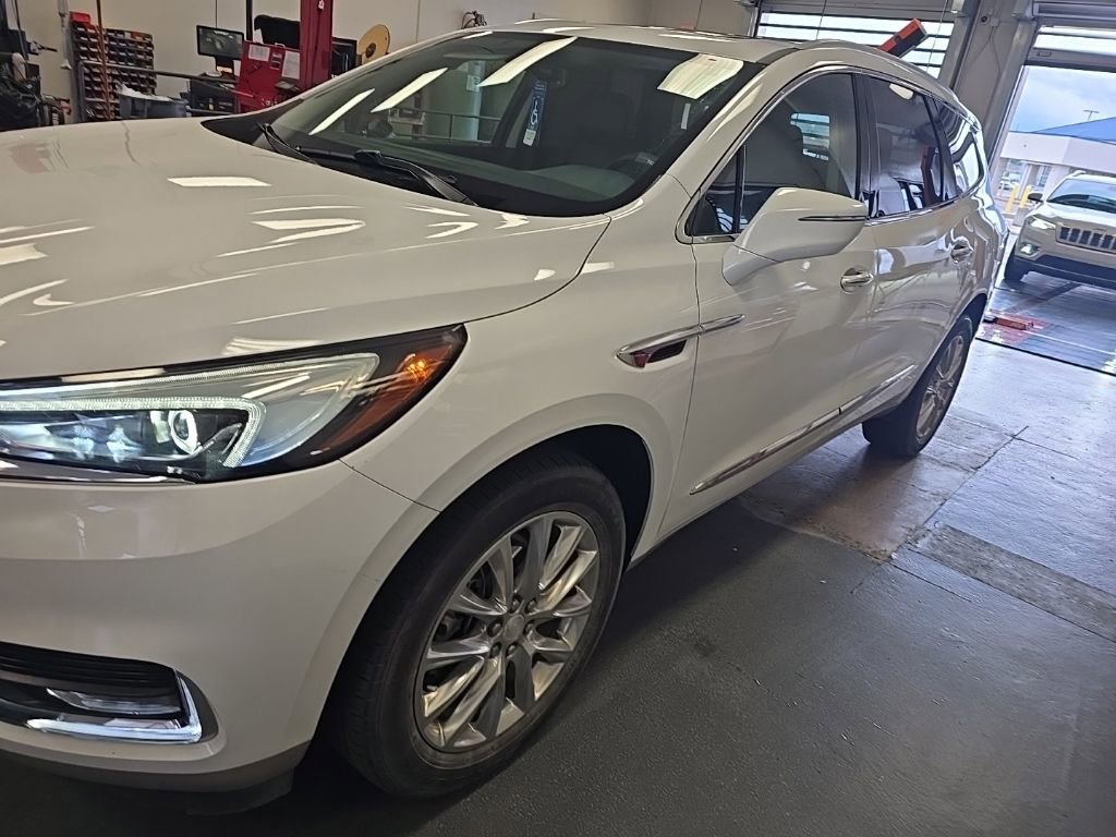 Used 2021 Buick Enclave Essence w/ Sound and Sites Package FWD image 4