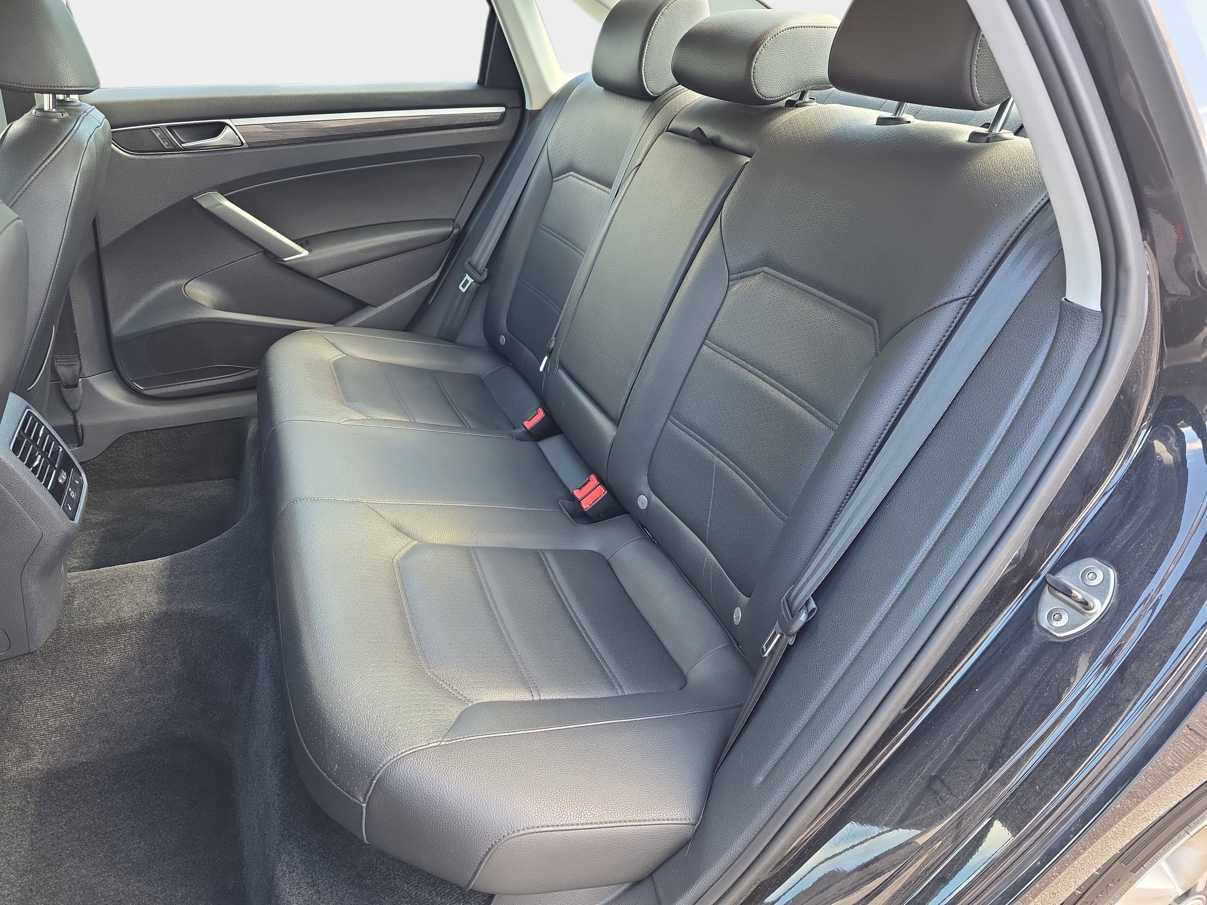 Used 2017 Volkswagen Passat 1.8T SE FWD image 11