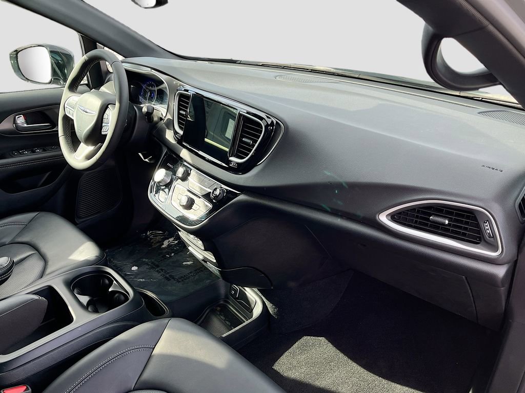 Used 2025 Chrysler Pacifica Select image 28